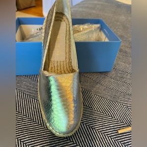 JACK ROGERS Palmer Espadrille new in the box Snake Embossed Silver Size 9M